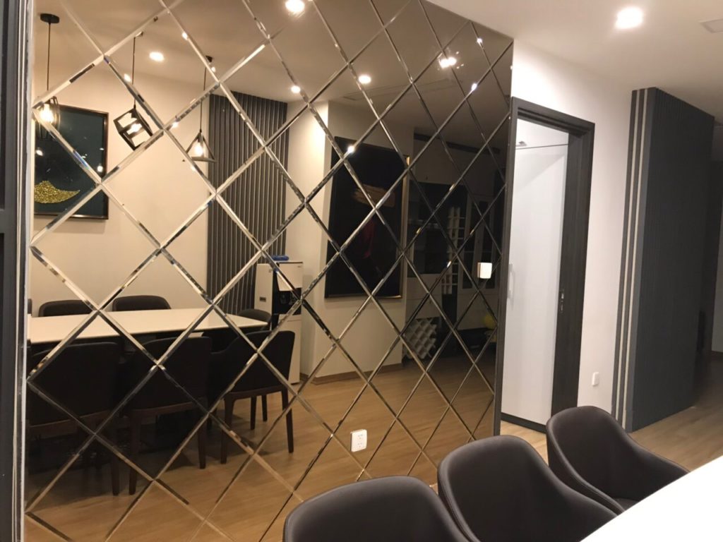 Lắp đặt gương dán tường ô vuông là cách tuyệt vời để tạo ra điểm nhấn đặc biệt trong phòng của bạn. Khám phá sự độc đáo và tinh tế của gương dán tường ô vuông bằng cách xem hình ảnh liên quan.